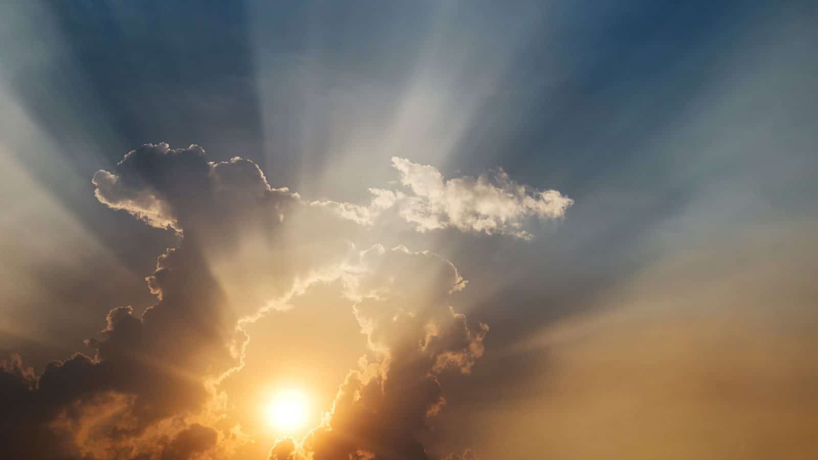 Zon achter donkere wolken, beeld bij Waarom worden sommige gebeden niet verhoord