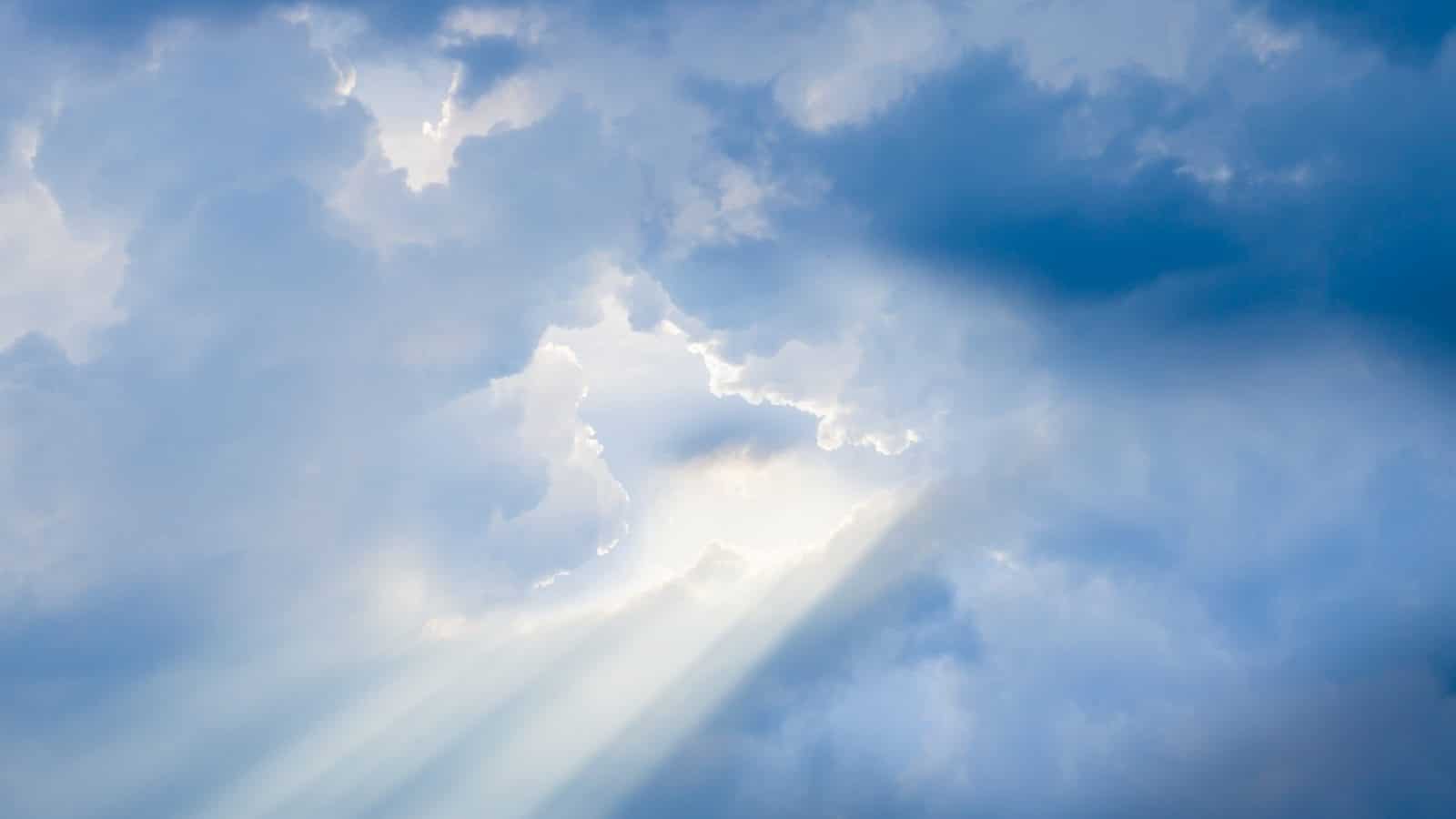 Zonlicht breekt door de wolken, beeld bij het artikel Hoe kan ik Gods stem verstaan