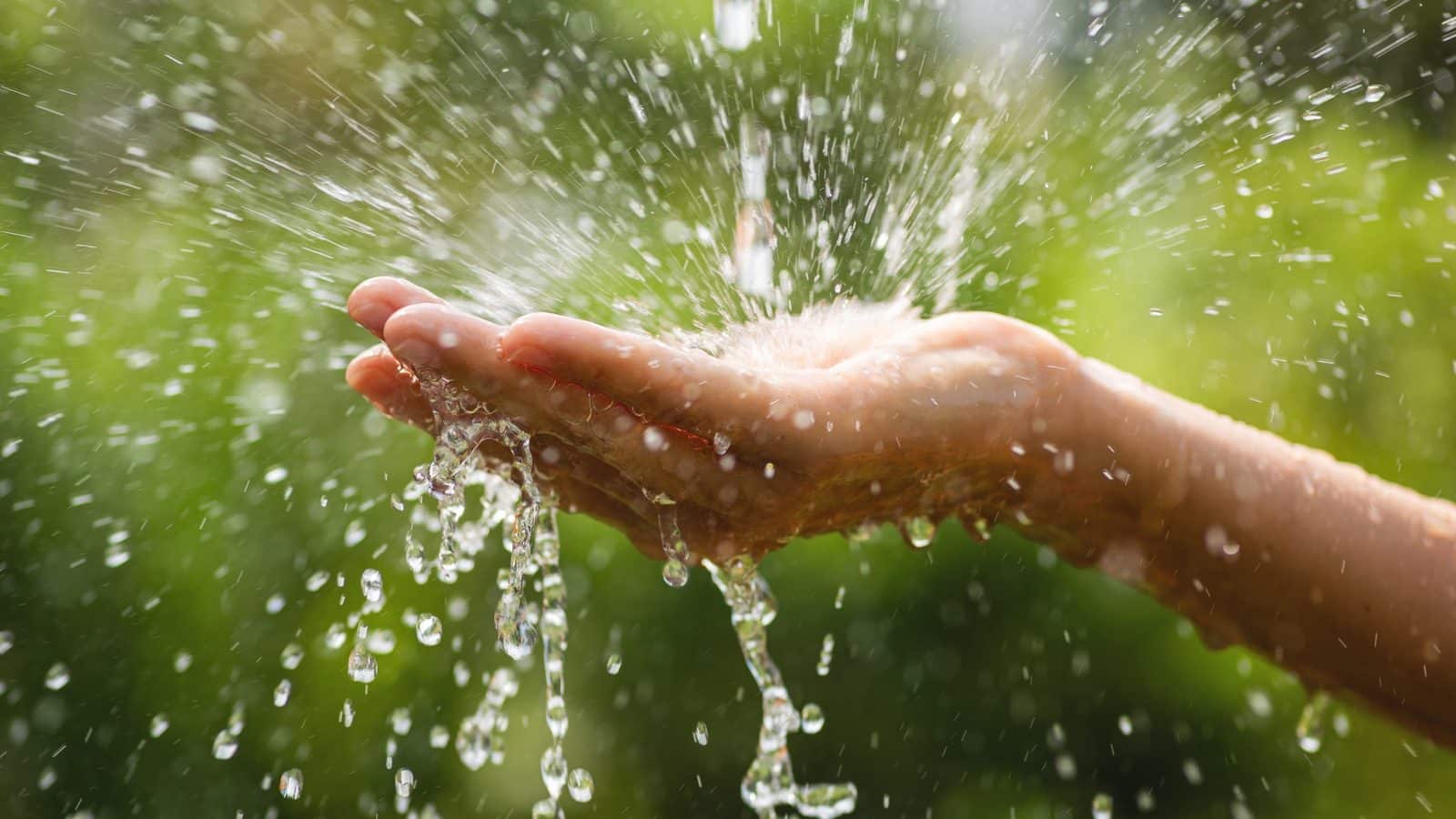 Water stroomt overvloedig over een open hand, beeld bij Hoe leef ik vanuit de kracht van de Heilige Geest